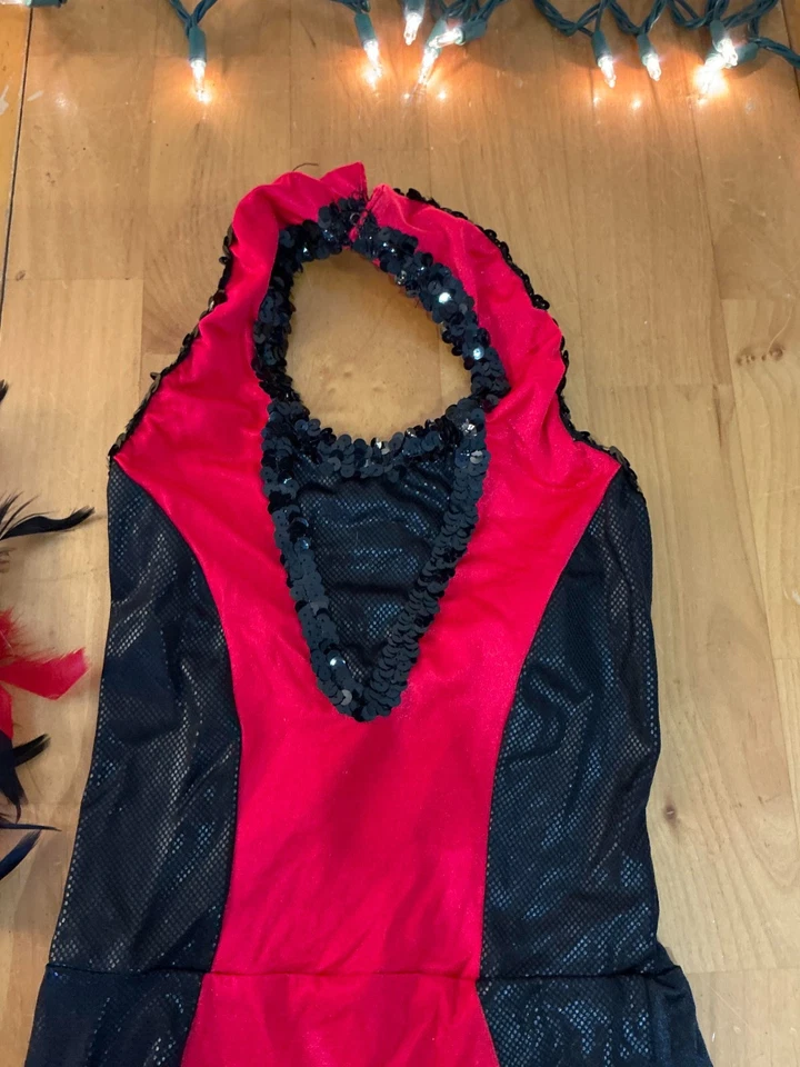 Niñas Cruella de Vil Disfraz de Baile Rojo Blanco Conjunto con Pinzas para el Cabello Pluma Foto 2 de 4