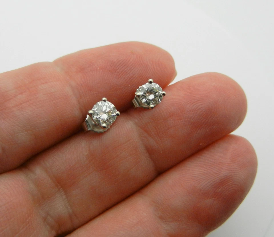 Pair of Natural Solitaire 0.50 tcw Diamond Stud Earrings in Solid 14k White Gold Foto 2 de 4