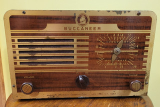 Rare Vintage Post WWII HUDSON AMERICAN CORP. BUCCANEER Tube Radio Works!