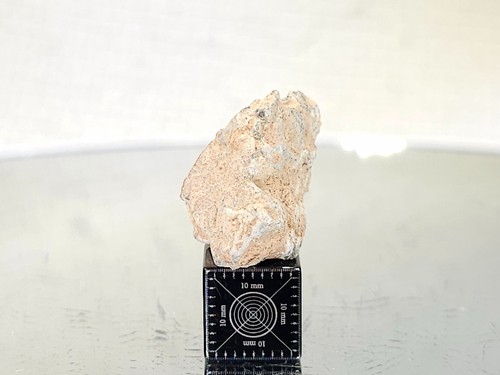 NWA 16520, Lunar (frag. breccia), 2,74 g, meteorito como encontrado, muestra enterrada - Imagen 10 de 11