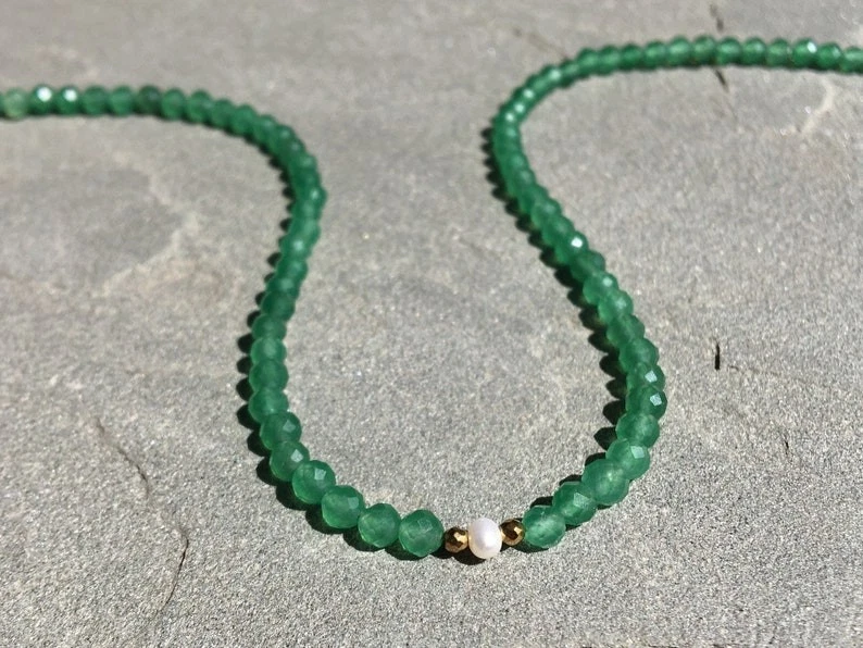 Collares hechos a mano con cuentas redondas facetadas de ónix verde natural y perlas de 18"" Foto 2 de 4