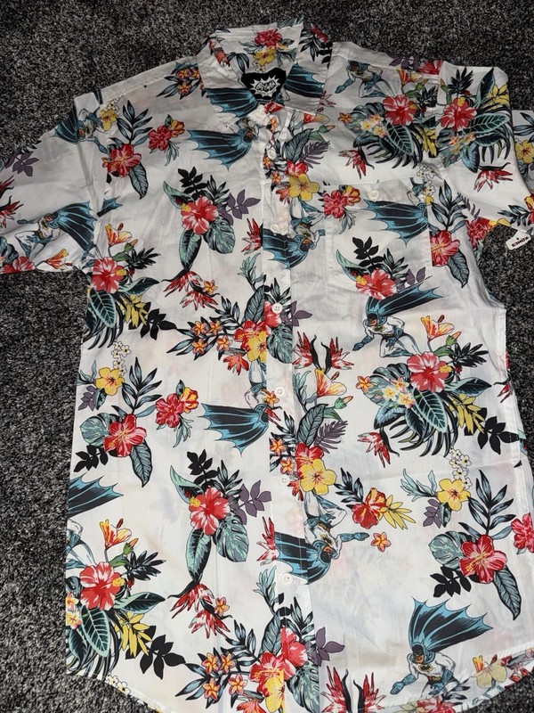 NWT M Batman Short Sleeve Tropical Floral Button Up Short Size S