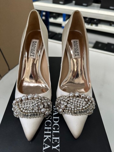 Olga Ivory Wedding Bridal Pumps by Badgley Mischka Size 6 - Picture 2 of 7
