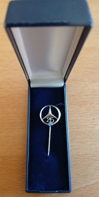 Mercedes-Benz Nadel, ''25 Jahre Jubiläum'', Saphir, Echt Silber 835 gepunzt 