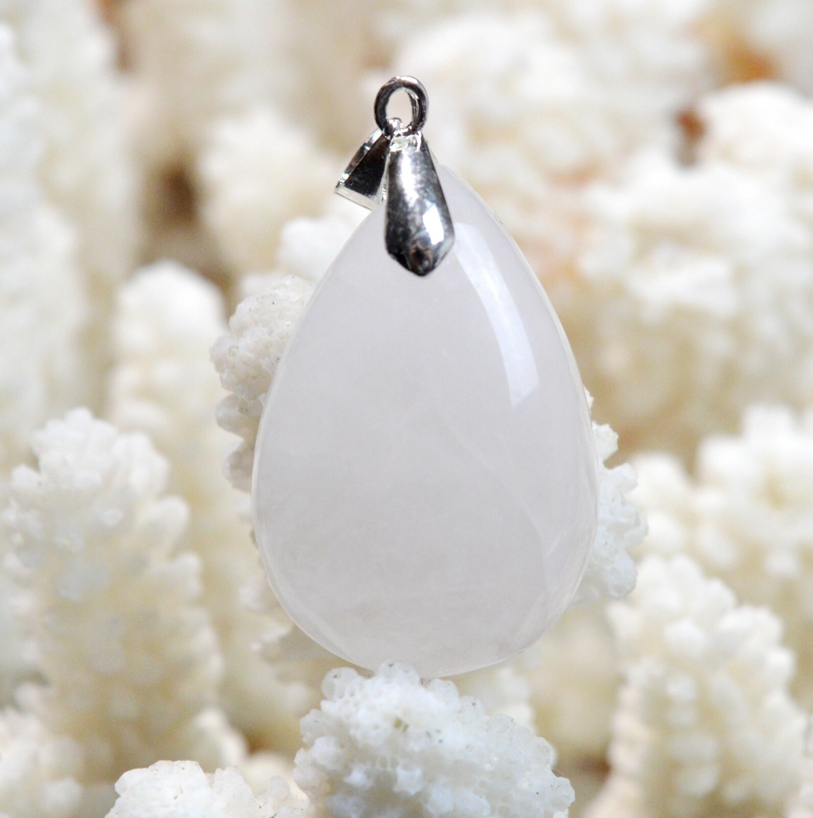 Pendentif en quartz rose 61 carats et cabochon naturel de Madagascar, une idée cadeau idéale