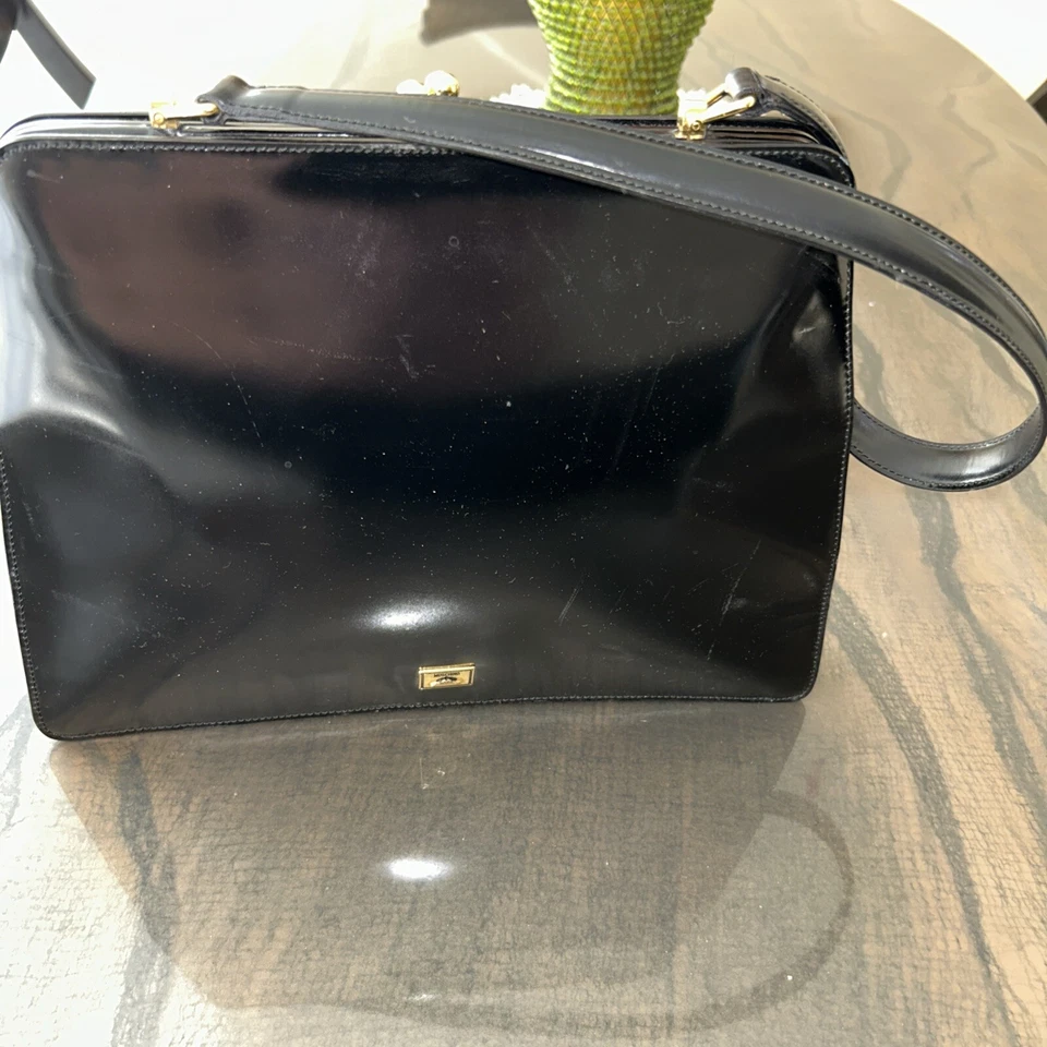 Bolso de hombro Moschino vintage de charol negro con ribete dorado Foto 4 de 4