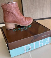 DIBA TRUE WOMEN'S LEATHER HEL LINA HEEL BOOTIES. SIZE: 8 BROWN
