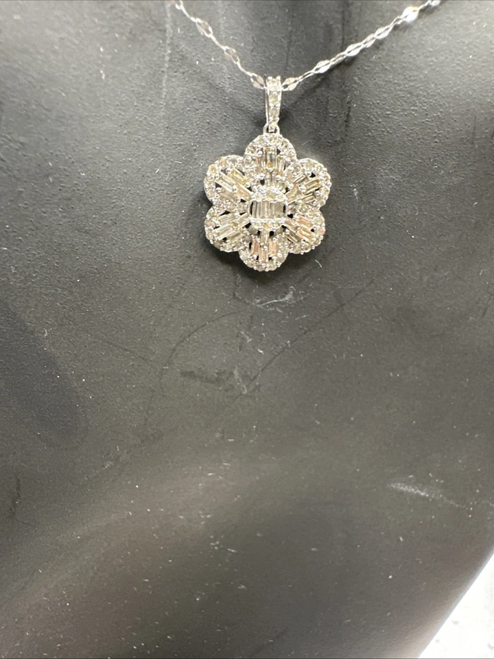 18k White Gold flower Dia Necklace - Image 3 of 4