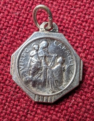 Alte kleine achteckige Medaille Notre Dame du Mont Carmel und St. Simon Stock