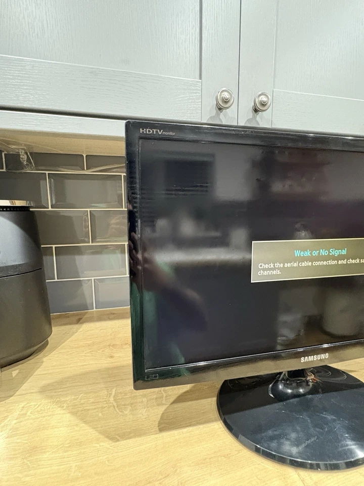 Samsung T22B300EW 22" LCD TV LED Full HD TV Monitor - TESTED & WORKING - Image 3 of 4