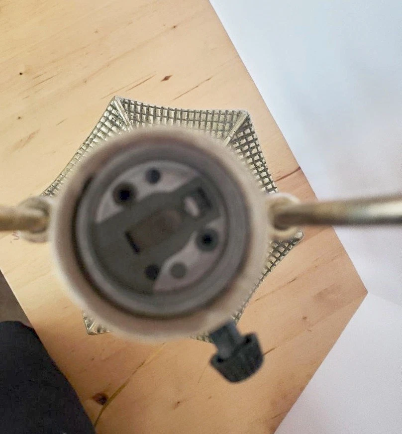 Lámpara de mesa templo pagoda asiática de latón macizo vintage con campana y martillo Foto 3 de 4