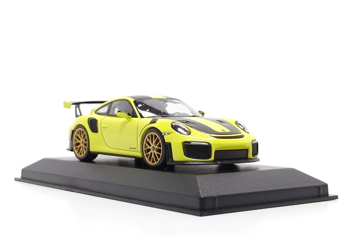 Minichamps 1:43 Porsche 911 GT2 RS (991.2) in Acid Green / Gold
