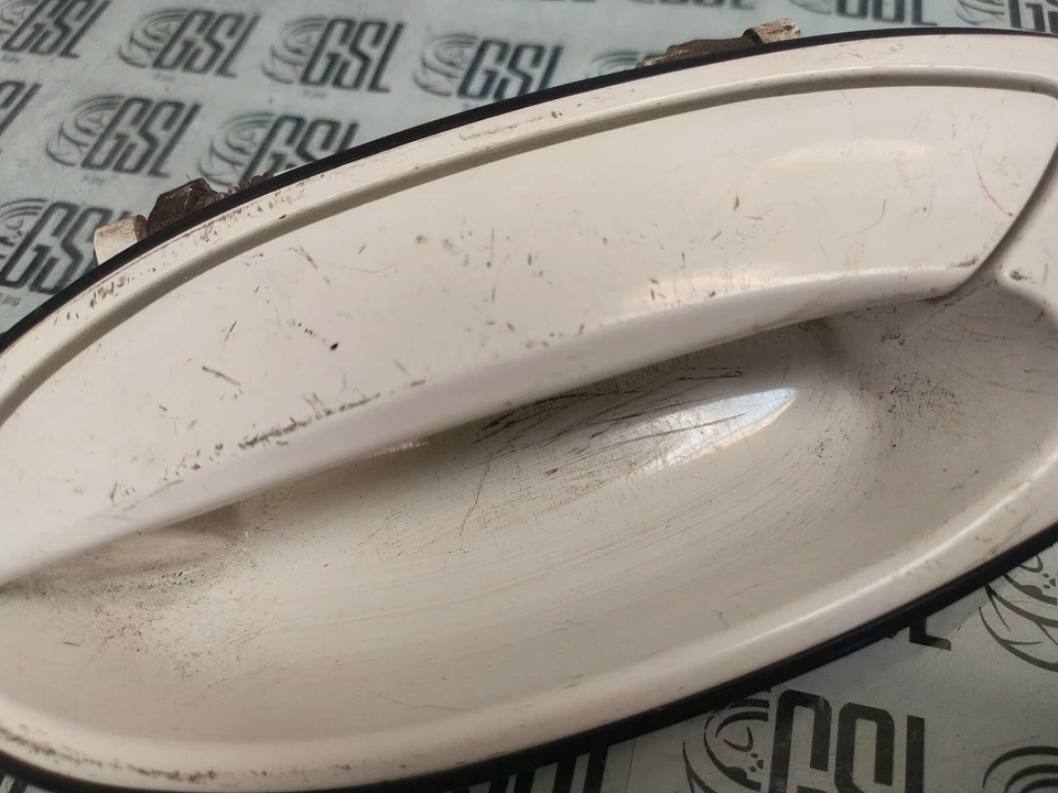 MANIJA DE PUERTA EXTERIOR DELANTERA IZQUIERDA FABRICANTE DE EQUIPOS ORIGINALES PARA MITSUBISHI MIRAGE 1993-1996 BLANCA USADA Foto 3 de 4