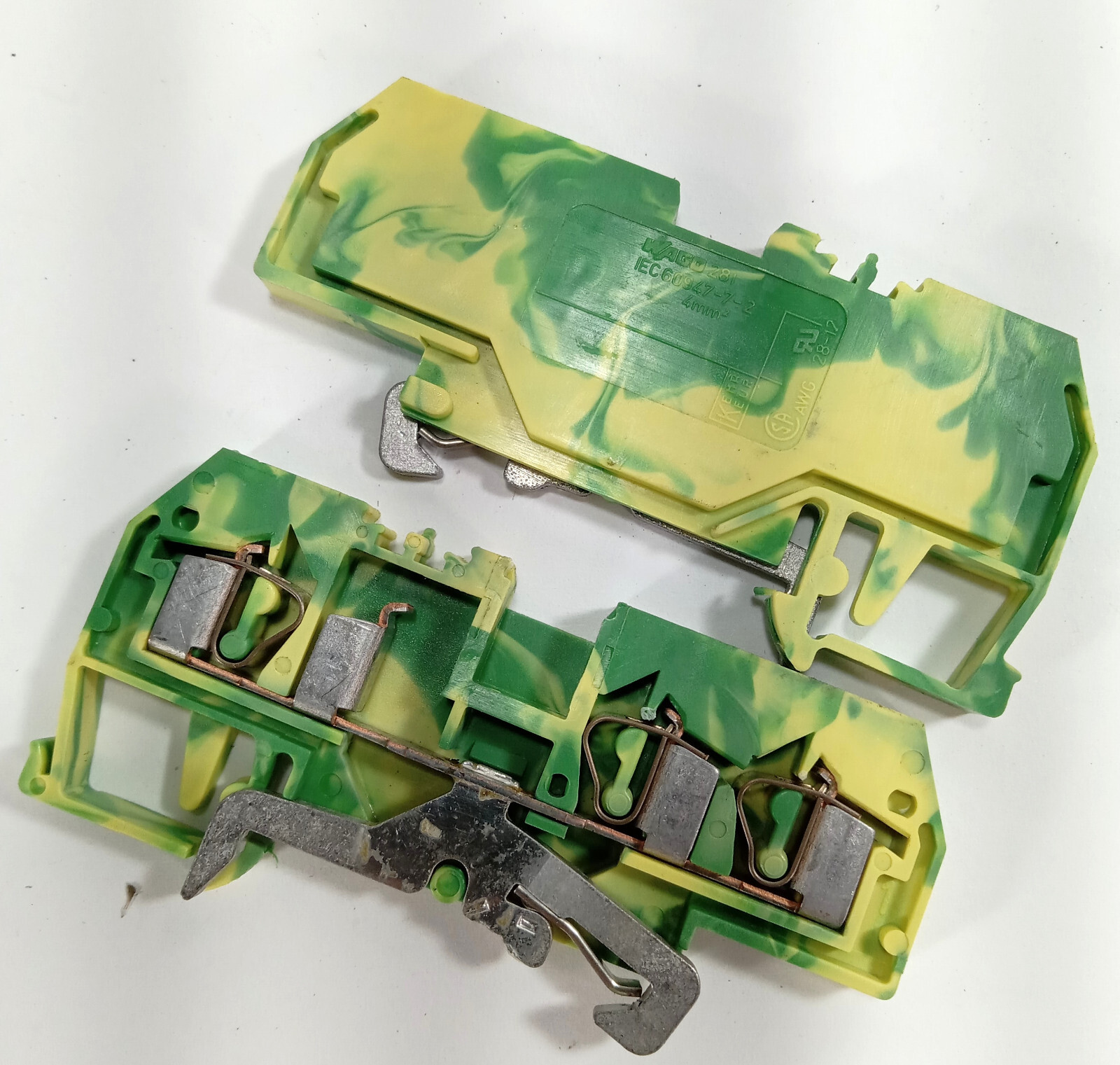 2 USED WAGO 281 60947-7-2 4 MM GREEN/YELLOW TERMINAL BLOCKS ***MAKE OFFER***