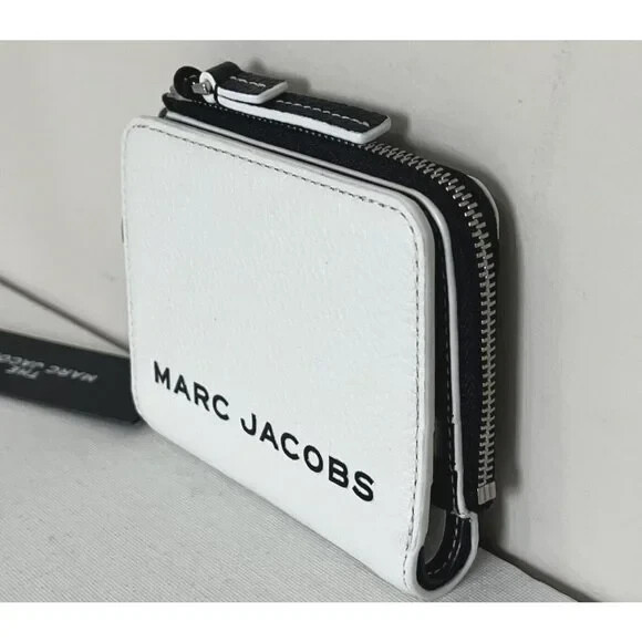 【MARC JACOBS】Typo Print Compact Wallet New Marc Jacobs Marc Jacobs Compact Bifold Wallet Pebble