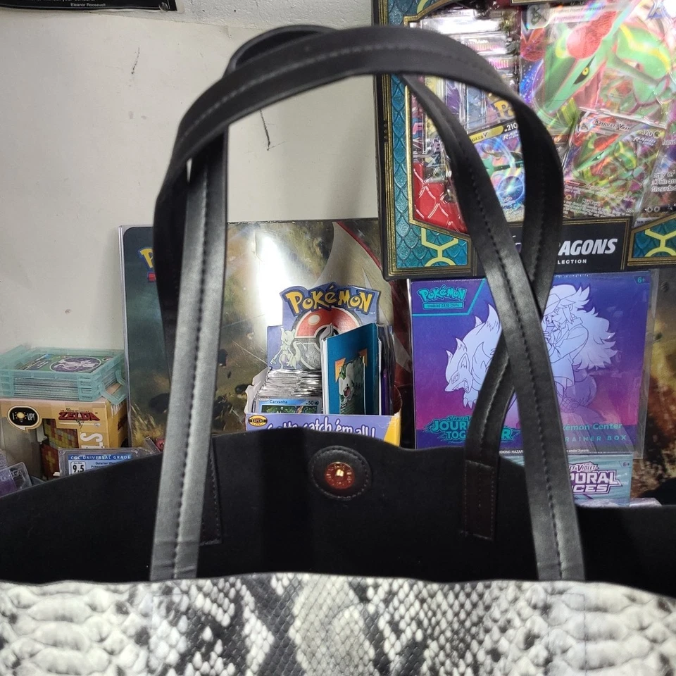 Bolso de Mano SUMMER & ROSE Imitación Piel de Serpiente Precio de Venta sugerido por el fabricante $58 19" x 10" x 7" ¡BOLSO DE MANO RESISTENTE! Foto 2 de 4