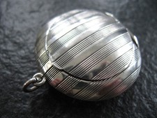 Pillendose Silber 800 Anh&auml;nger Dose sehr sch&ouml;n von ca. 1920