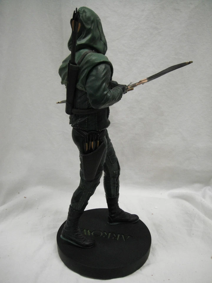 DC Comics Stephen Amell GREEN ARROW TV Series 13 inches STATUE MAQUETTE CW - Image 4 of 4