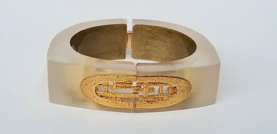 ВЫРЕЗАННЫЙ ВРУЧНУЮ ALEXIS BITTAR Lucite на петлях браслет с подписью