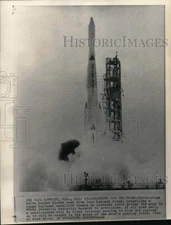 1967 Press Photo Delta rocket carrying a lunar explorer launches at Cape Kennedy