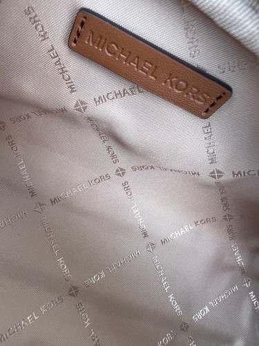 Michael Kors Cuaderno y Estuche para Lápices Caja de Regalo Set MK Firma Vainilla - Imagen 6 de 8