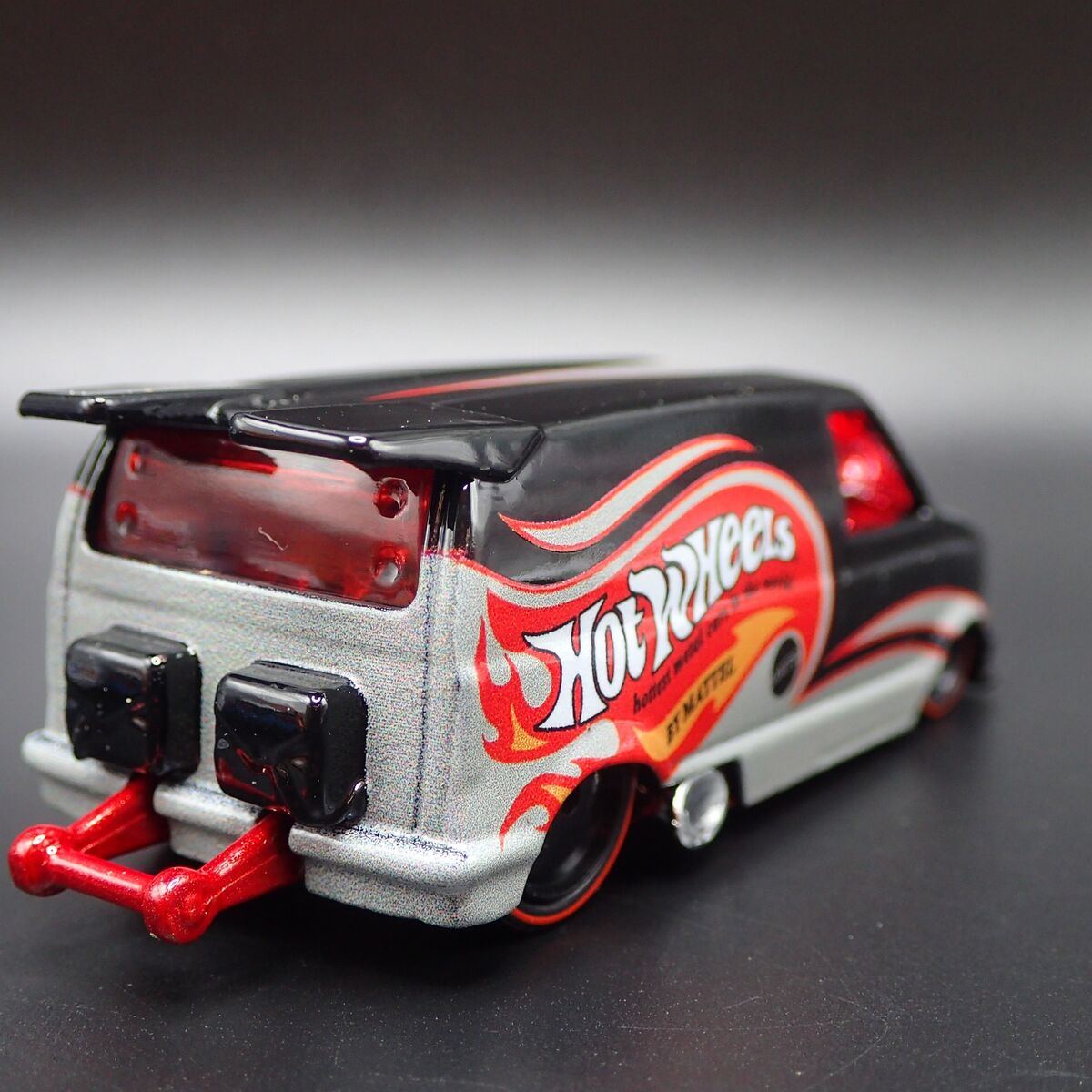1985 CHEVY CHEVROLET ASTRO VAN HOT WHEELS 1:64 SCALE DIORAMA 1985 CHEVY CHEVROLET ASTRO VAN HOT WHEELS 1:64 SCALE DIORAMA
