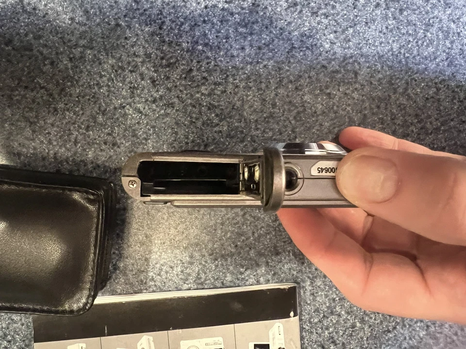 SVP Xthinn- 12ZX 12 M Pixels  3.0 Color LTPD 8x Digital Zoom 32 MB Memory - Image 4 of 4