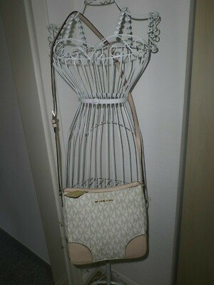 MICHAEL KORS HATTIE Vanilla Ballet Rosa Monogram Logo Crossbody  Tasche 250 