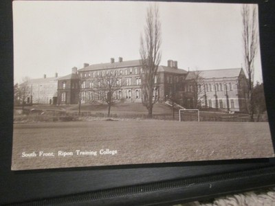 Postkarte Ripon Training College, Südfront (Impressed Cox, Ripon) unbesendet