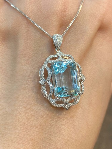 9.26ct Aquamarine with 0.53ct Round GIA Certified VS1 Lab Grown Diamond Necklace - Picture 3 of 6