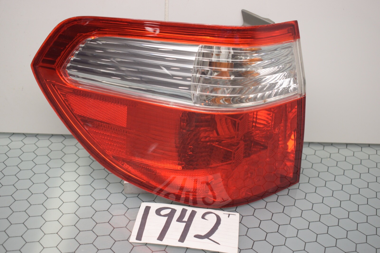 05 06 07 Honda Odyssey DRIVER Side Tail Light Used Rear Lamp #1942-T