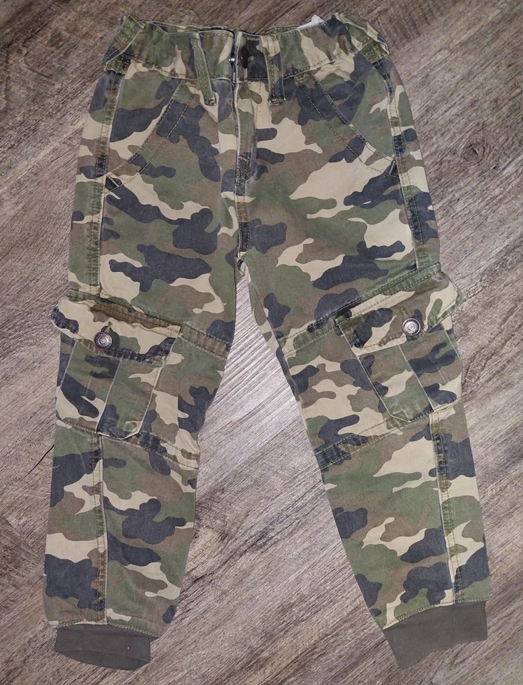 Pantalones cargo True Religion verde camuflaje niños talla 5 Foto 2 de 4