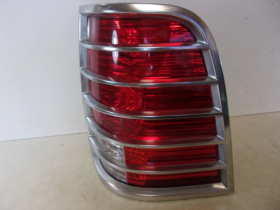 2002 2003 2004 2005 Mercury Mountaineer Passenger RH Tail Light OEM - Image 3 of 4