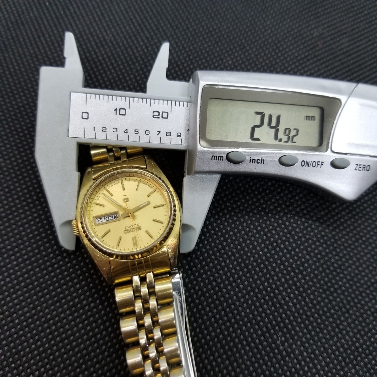 Seiko SQ Vintage Gold Tone Day Date Fluted Bezel Ladies  display picture 2