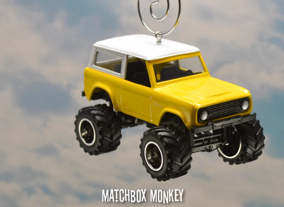 Sollevato 1973 Giallo Ford Bronco 4x4 su Misura 1/64 Natale Ornamento Emblema - Immagine 4 di 4