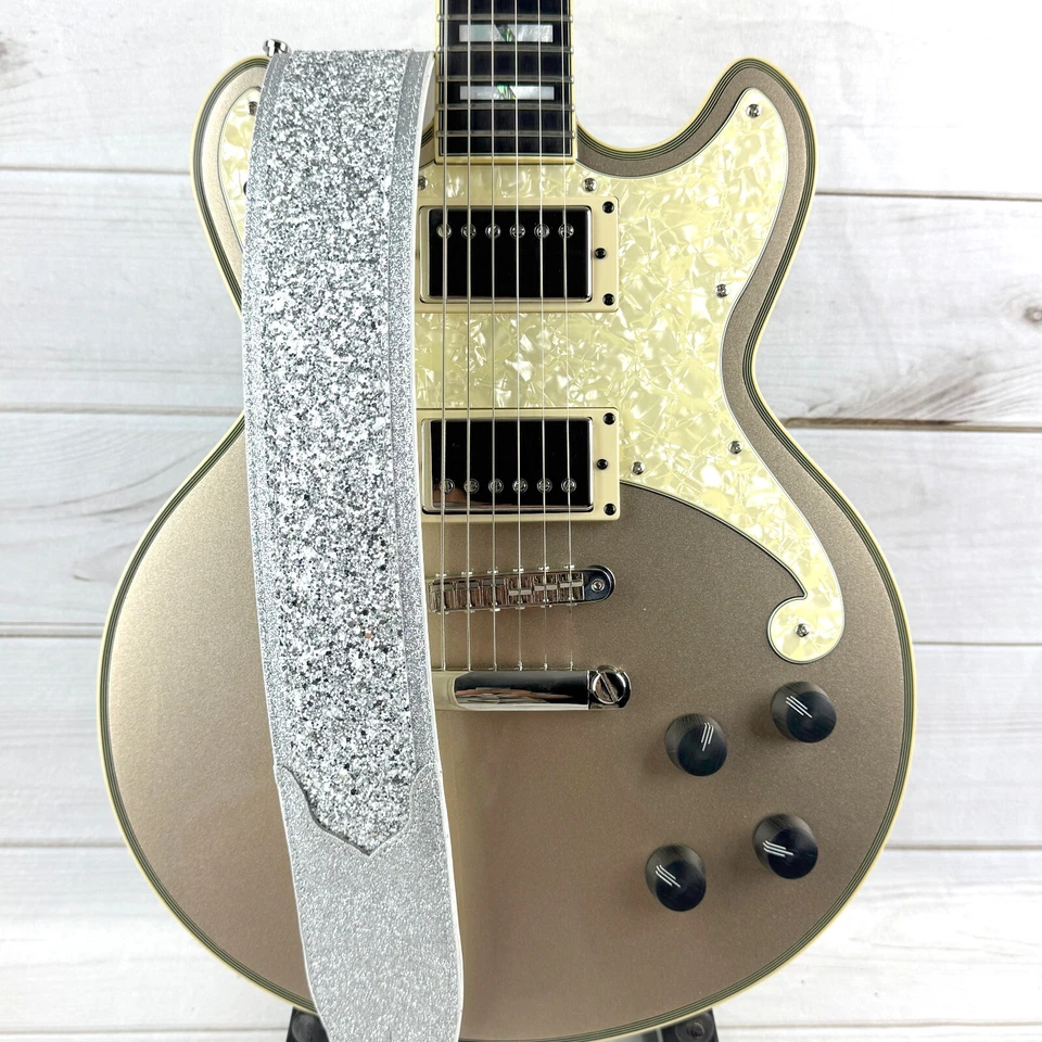 Correa de guitarra acolchada Walker And Williams GL-108 Aria Glow Silver Glitter Bomb Foto 3 de 4