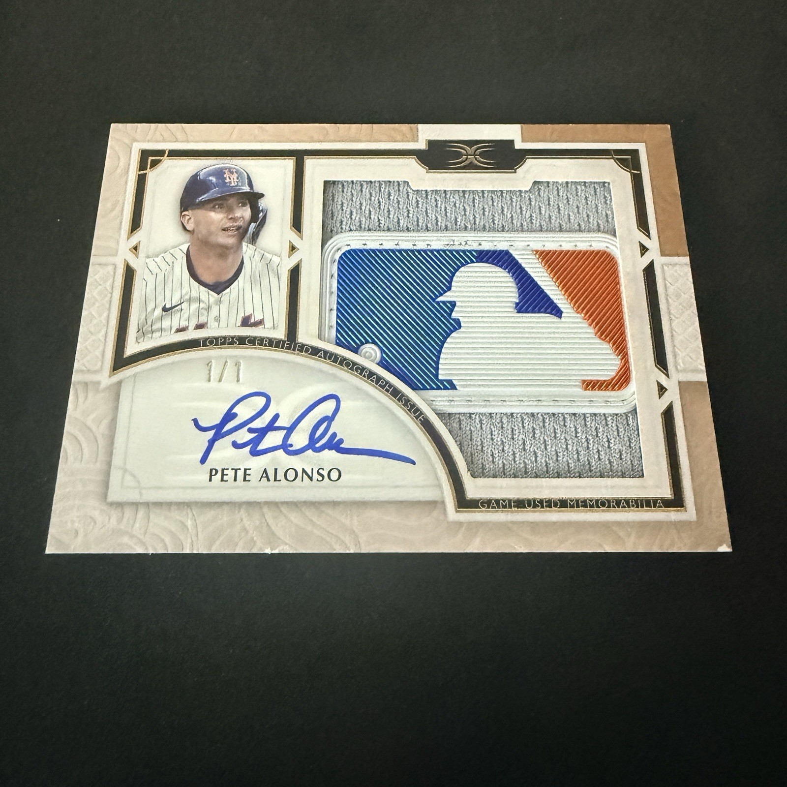 1/1 2025 Topps Definitive GOLD Pete Alonso MLB Logoman Patch Auto 1/1 NY Mets view 4