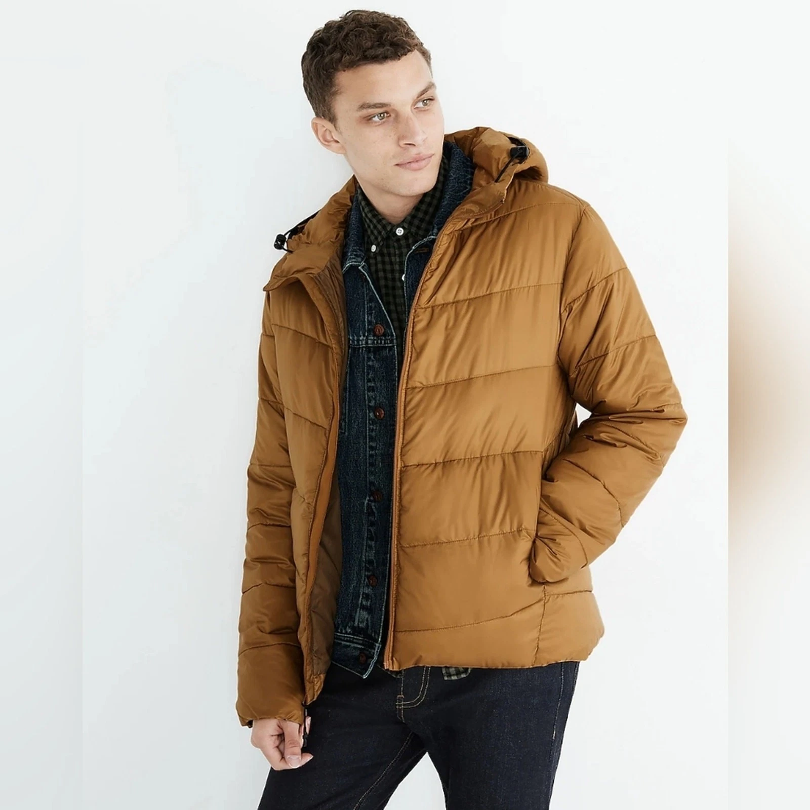 Madewell packable gold puffer jacket size XL
Opens in a new window or tab