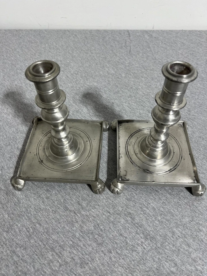 Juego de pies de bola base cuadrada para candelabros de peltre Towle Newburyport Foto 3 de 4