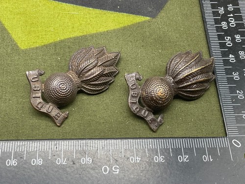 Original WW1/WW2 British Army Royal Artillery Ubique Cap / Collar Badges