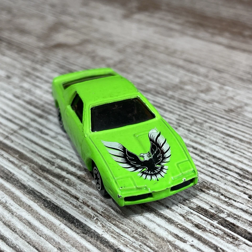 Pontiac Firebird SE 1982-84 Turbo verde vintage con Bird escala 1/64 coche fundido a presión Foto 4 de 4