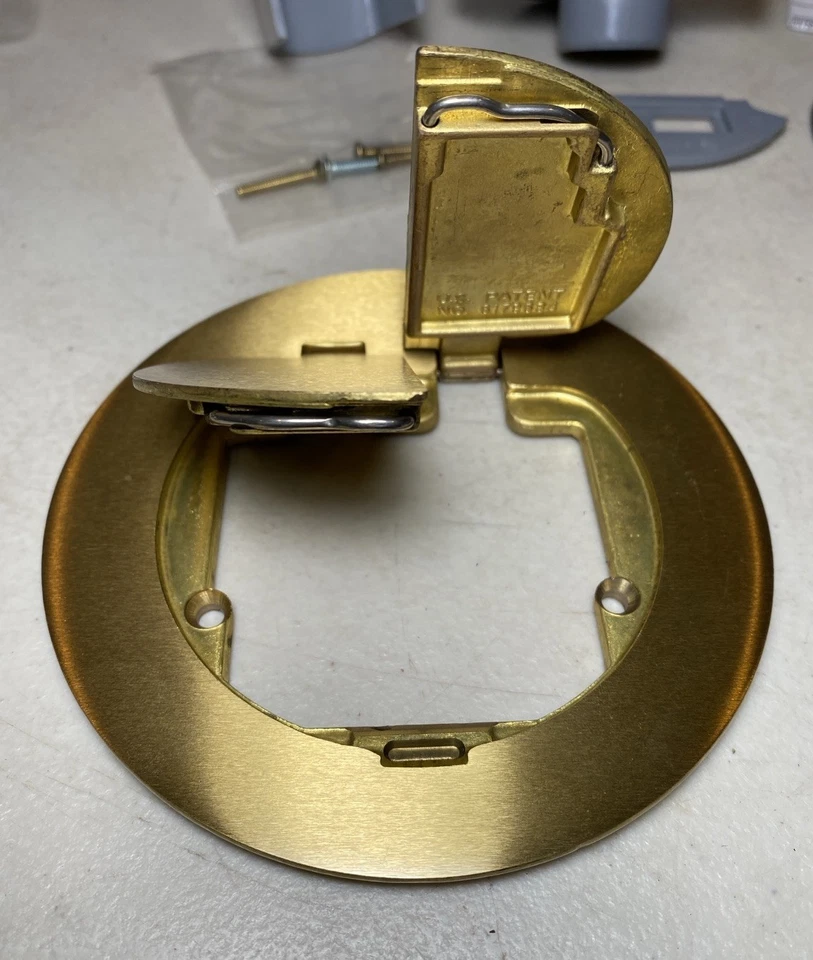 Caja de piso de latón Carlon E97BR2D receptáculos dúplex y dos puertos de datos Foto 4 de 4