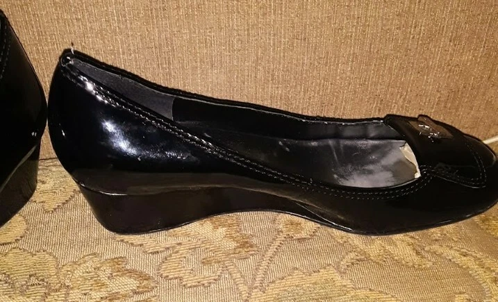 Cuña de charol Anne Klien IFlex con. Detalle de hebilla dorada Foto 2 de 4