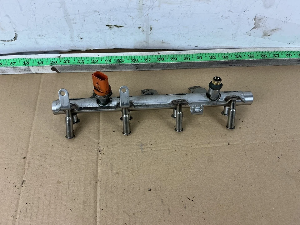 Audi A4 Premium 2008-2012 2,0 L carril inyector de combustible 06J133317M OEM Foto 2 de 4