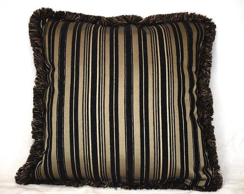 Almohada decorativa con flecos de chenilla bordada moderna negra y dorada Foto 3 de 4