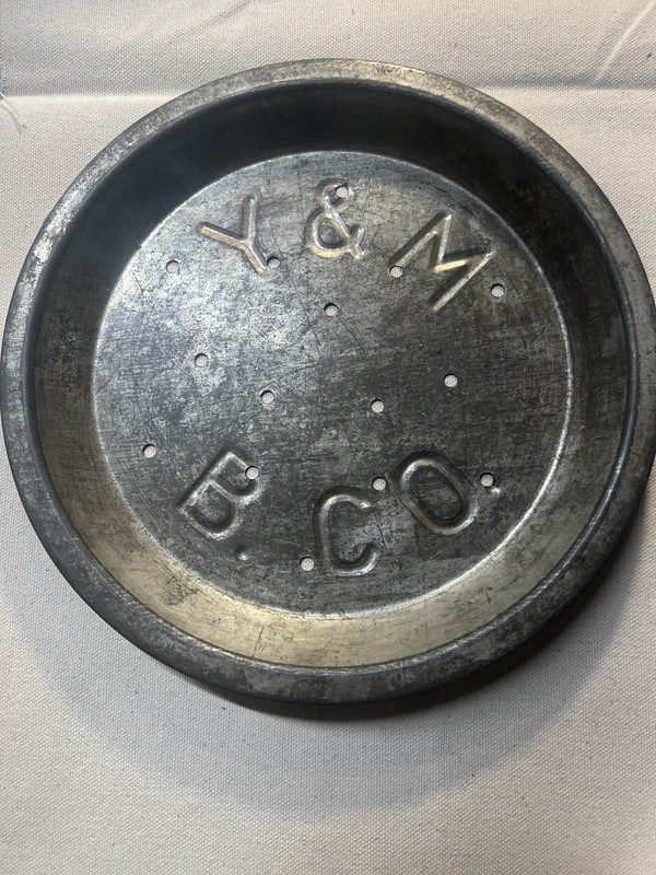 Vtg Metal Pie Tin Y & M BAKERY COMPANY Unknown Bakery  FARMHOUSE Advertising