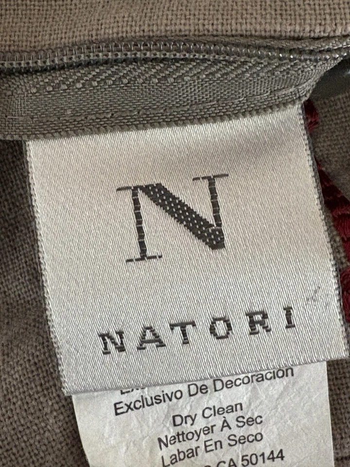 "2 fundas de almohada cuadradas NATORI flor de cerezo gris con bordado granate 25"" X 24" Foto 2 de 4