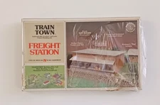 BACHMANN N SCALE TRAINTOWN FREIGHT STATION ITEM No. 57-1552 BUILDING KIT