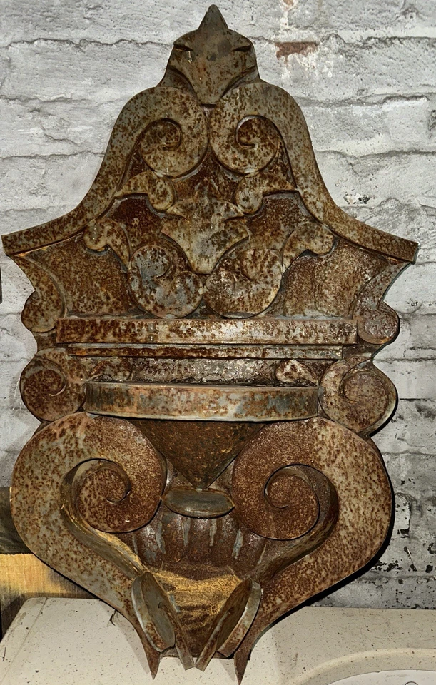 Antiguo estante decorativo arquitectónico de metal estaño de salvamento Foto 4 de 4