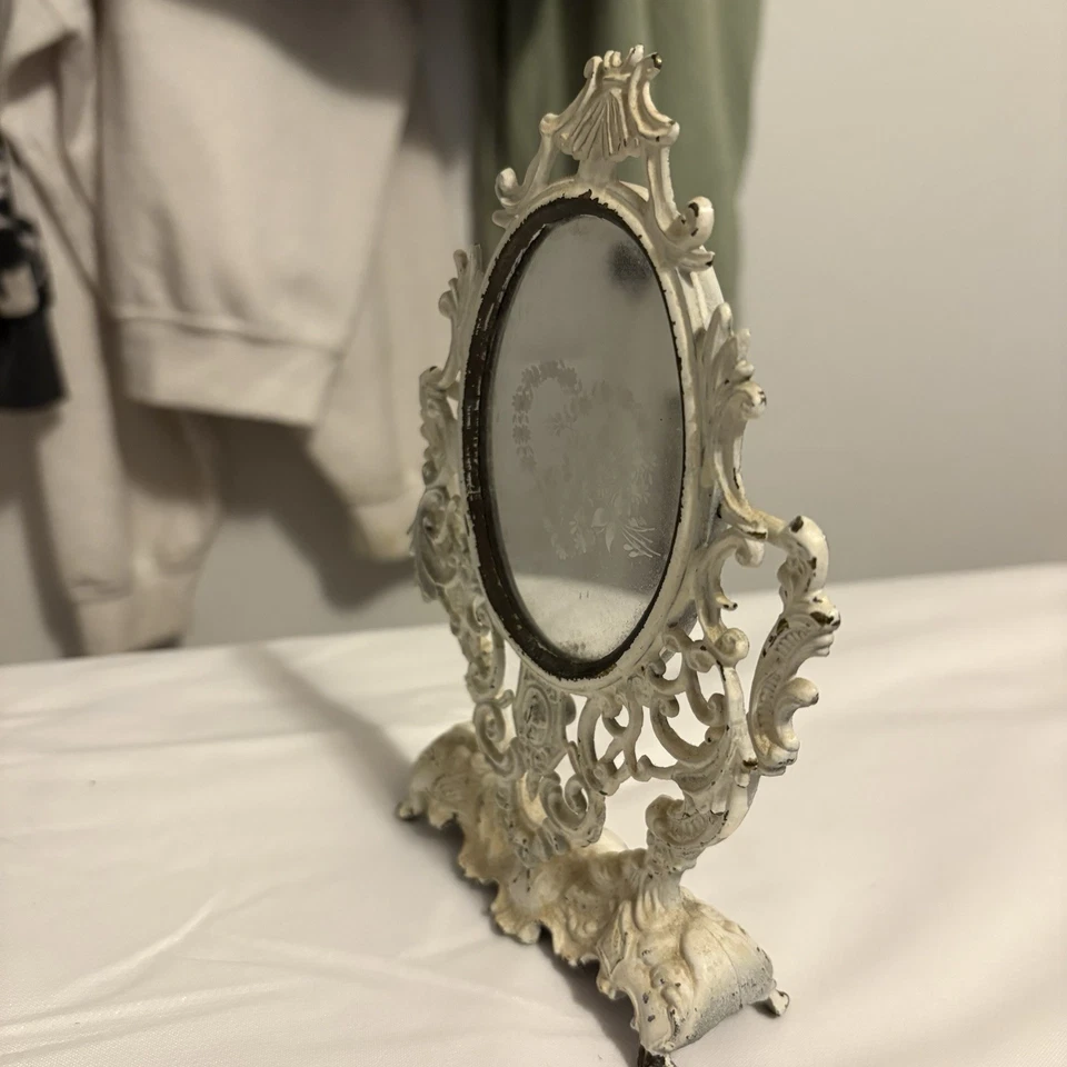 Espelho de mesa vintage com moldura de latão com gravura floral em forma de coração em vidro - Imagem 2 de 4